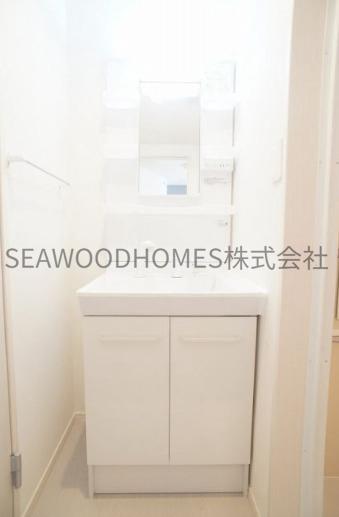 洗面設備　大きな鏡で自分磨きも。毎日を輝かせる場所。