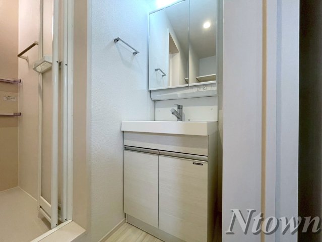 洗面設備　独立洗面台あり、毎朝おしゃれに忙しい女性の方におすすめです
