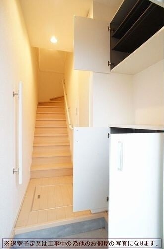 玄関　入居中または工事中の為同物件別室写真
