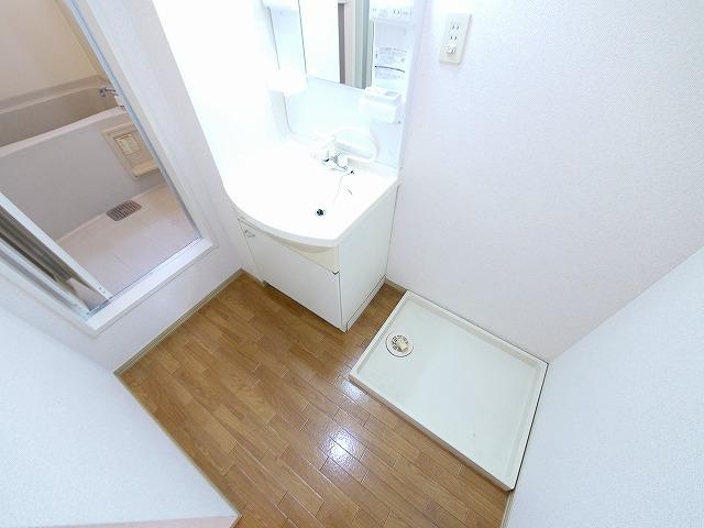 洗面設備　明るい洗面所です