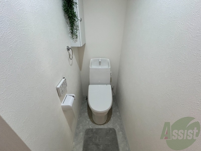 トイレ　トイレも全て白で統一され、清潔感がございます。