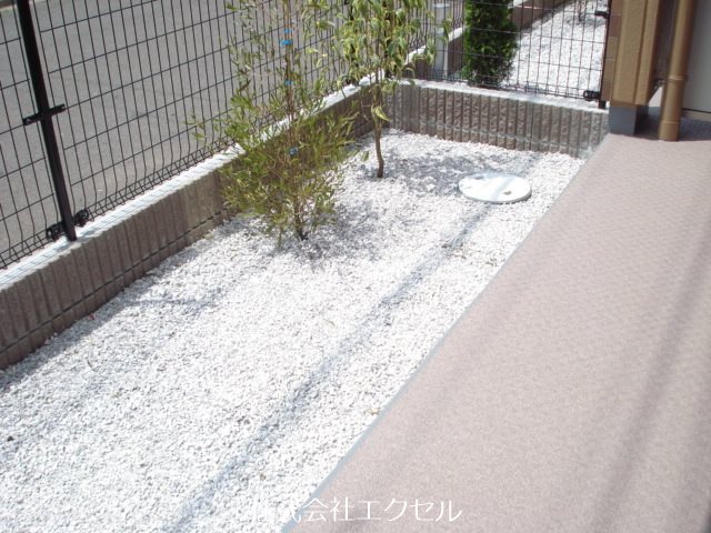 バルコニー　南向きの専用庭ございます。