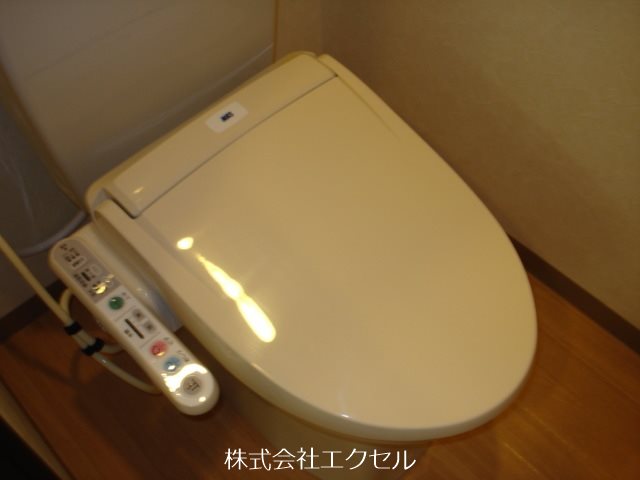 トイレ　嬉しい温水洗浄便座完備です。