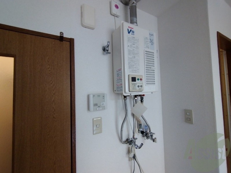 その他設備　給湯器は簡単操作で温度調整ができますよ。