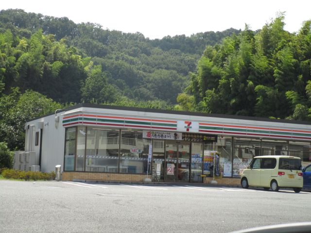 コンビニ　セブンイレブン（コンビニ）まで740m