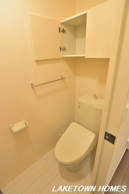 トイレ　上部に収納のある温水洗浄暖房便座付のトイレです。