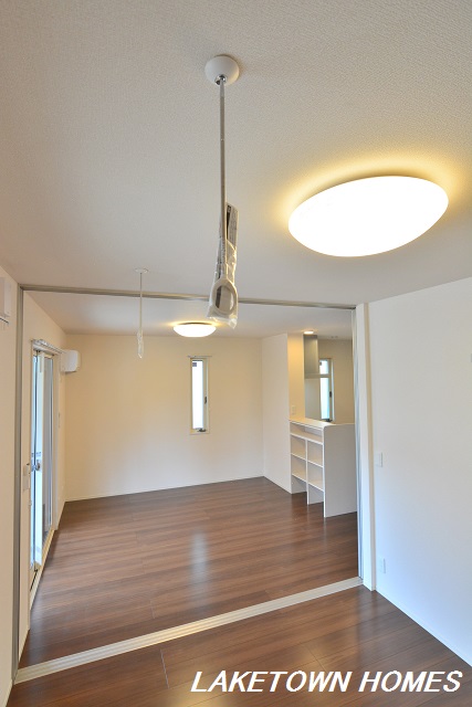 その他設備　南側洋室に室内物干しがあります。
