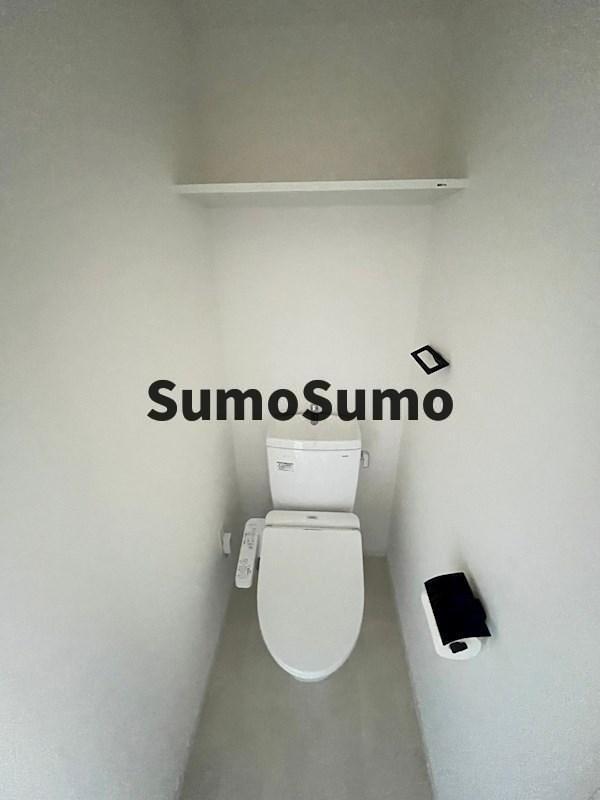 トイレ　落ち着いた色調のトイレです