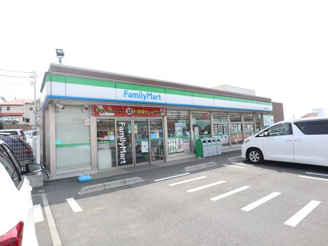 コンビニ　ファミリーマート（コンビニ）まで240m