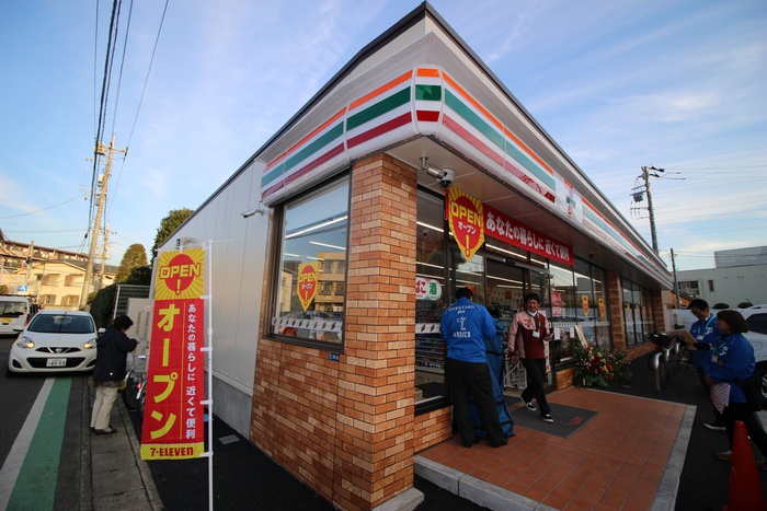 コンビニ　セブンイレブン（コンビニ）まで180m