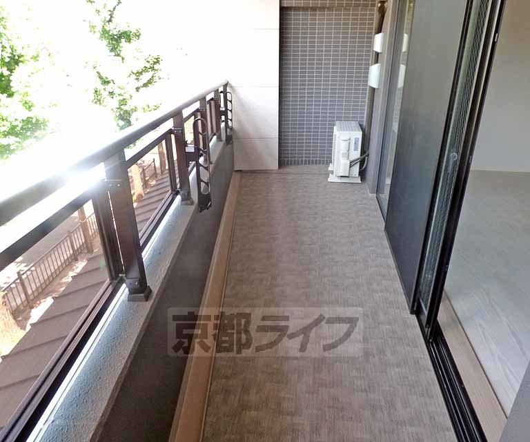 バルコニー　ゆったりとしたベランダですね。