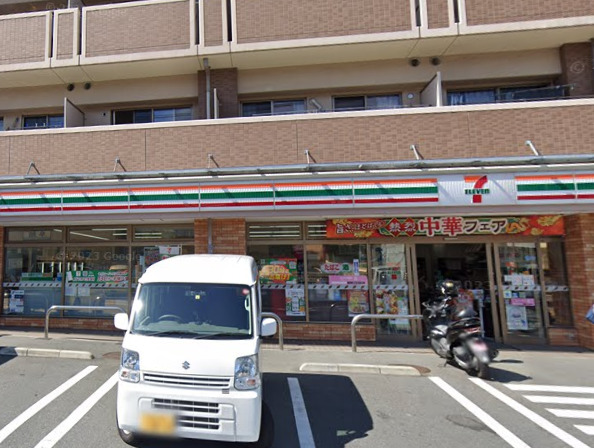 コンビニ　セブンイレブン（コンビニ）まで898m