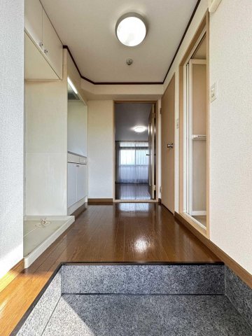 玄関　玄関入ってすぐの内装です