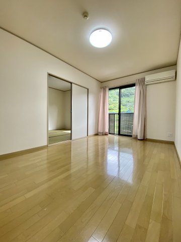 居室・リビング　※同物件　別のお部屋の写真です。