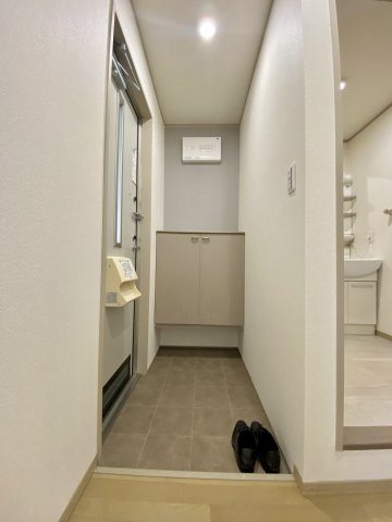 玄関　※同物件　別のお部屋の写真です。