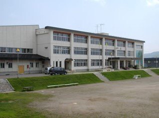 小学校　ニセコ町立ニセコ小学校（小学校）まで879m