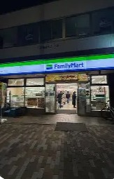 コンビニ　ファミリーマート新宿余丁町店（コンビニ）まで112m