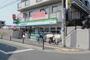 コンビニ　ファミリーマート牧落駅前店（コンビニ）まで398m