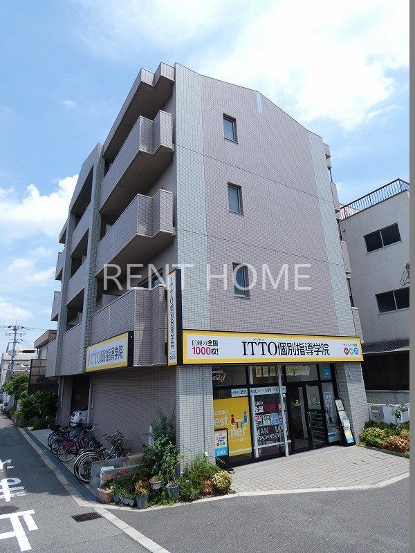 建物外観　鉄筋コンクリート造4階建て