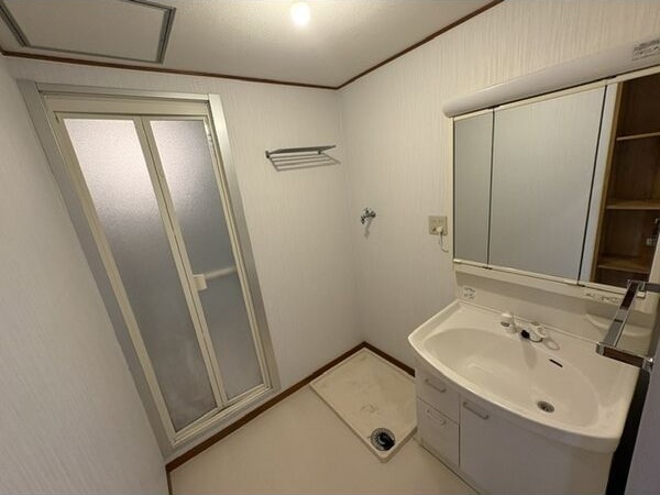 洗面設備　明るい洗面所です