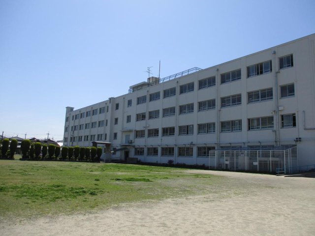 小学校　高槻市立芝生小学校（小学校）まで863m