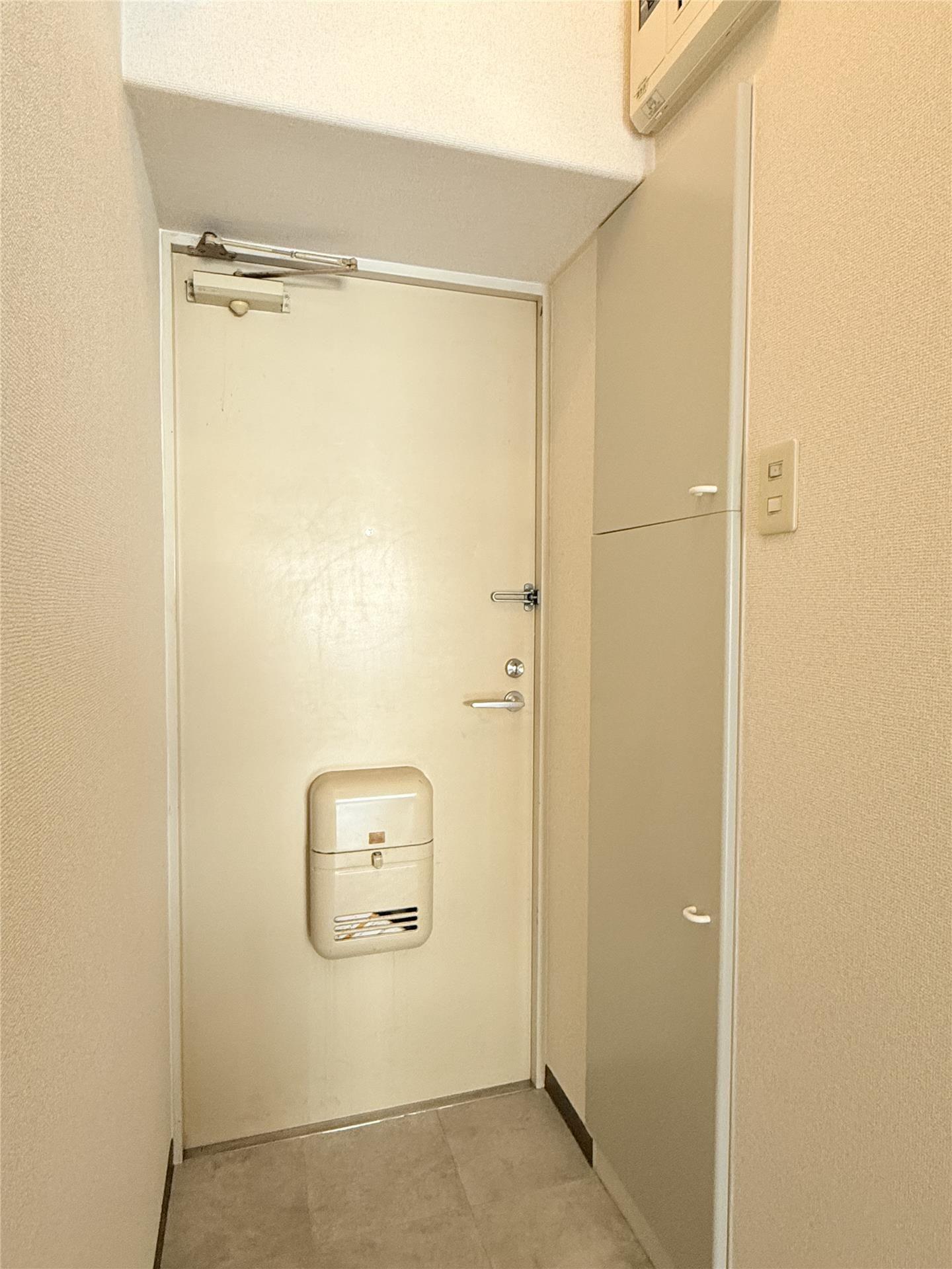 玄関　※同物件別室同タイプの写真です