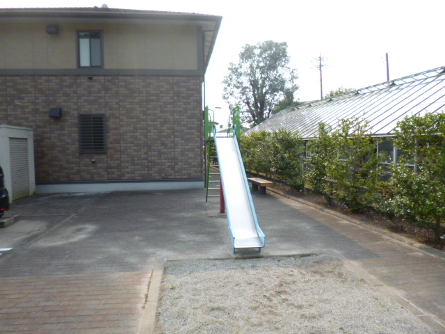 その他　敷地内滑り台