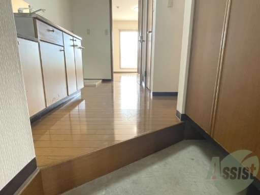 玄関　玄関からの様子です。すぐ部屋が見えないのは安心ですね。