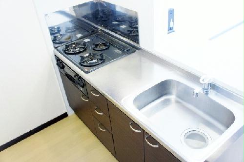 キッチン　使い勝手の良い３口ガスコンロ付きです♪収納たっぷり！