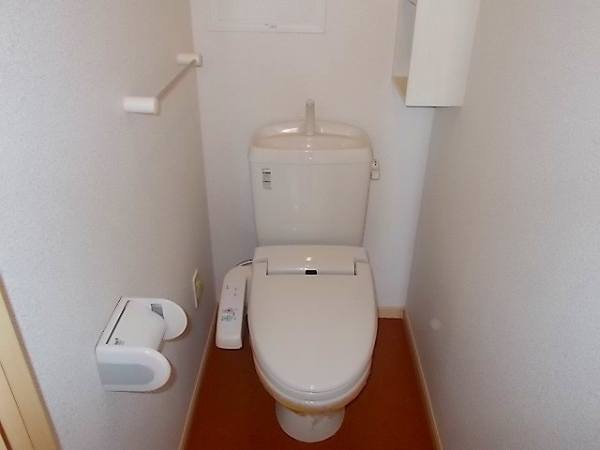 トイレ　温水シャワー付きトイレです