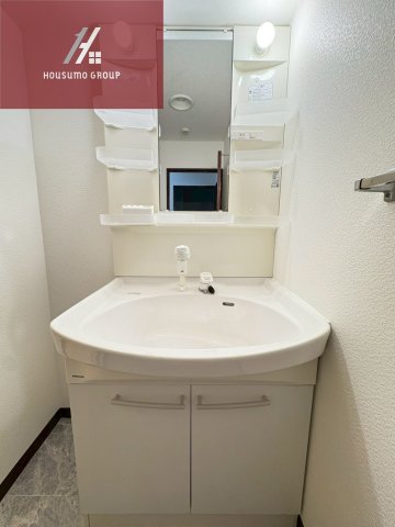 洗面設備　明るい洗面所です