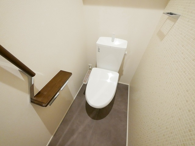 トイレ　落ち着いた色調のトイレです