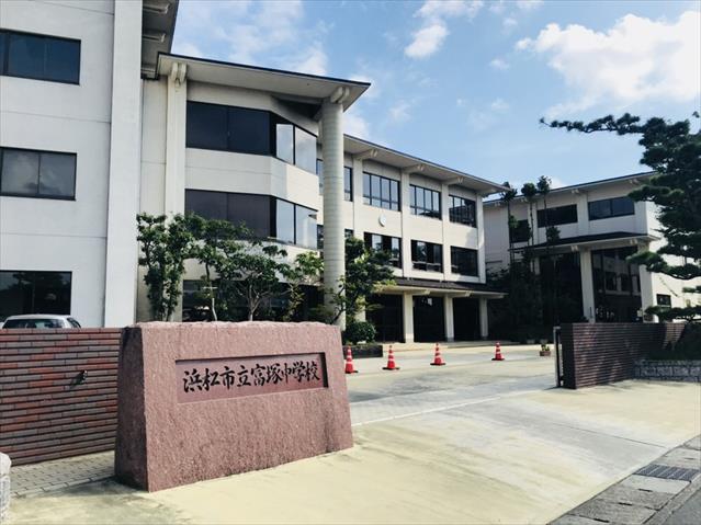 中学校　富塚中学校（中学校）まで693m
