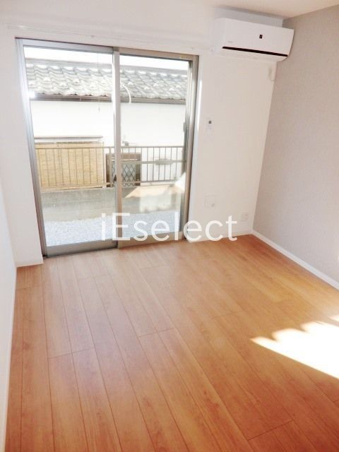 居室・リビング　アクセントクロスのオシャレな居室です