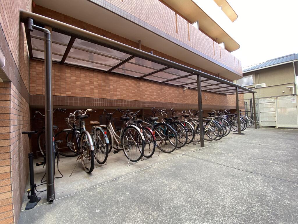 駐車場　駐輪場は屋根付き。原付サイズまで駐輪可能。