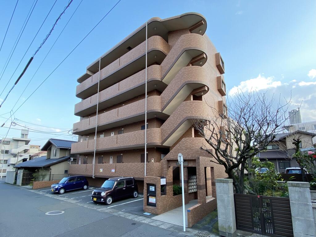 建物外観　鹿児島大学まで徒歩2分！共有部に防犯カメラあり〇