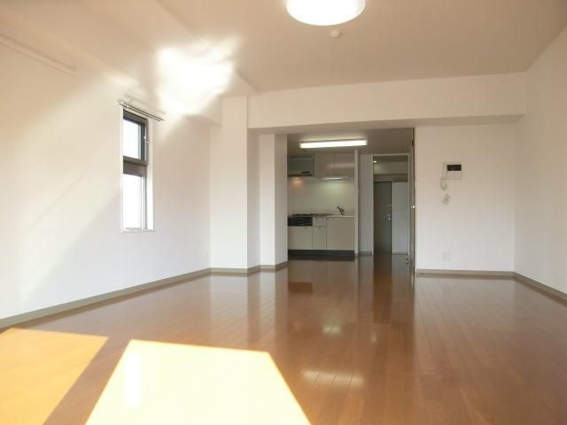 居室・リビング　角部屋　２０帖のお部屋はコーディネイトもその時々で自由自在…
