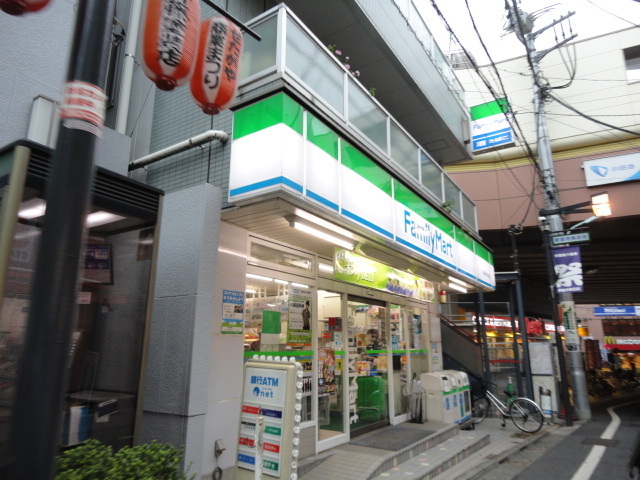 コンビニ　ファミリーマート（コンビニ）まで960m