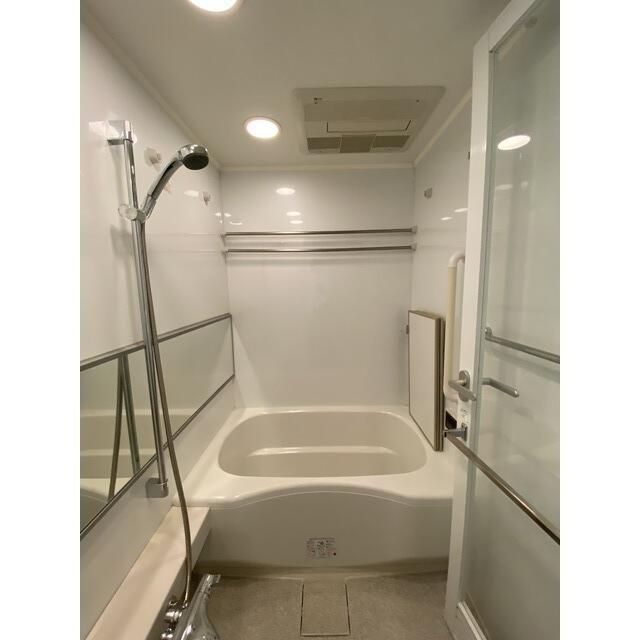バス・シャワールーム　コンパクトで使いやすいお風呂です