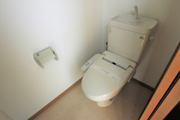 トイレ　温水シャワー付きトイレです