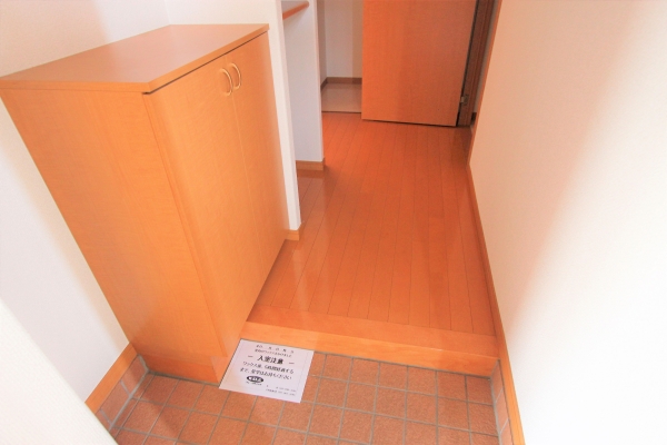 玄関　玄関を入るとホールがあります