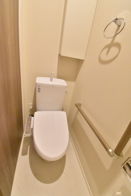 トイレ　手すりと駆け付けサービス用の緊急ボタンが設置されています。