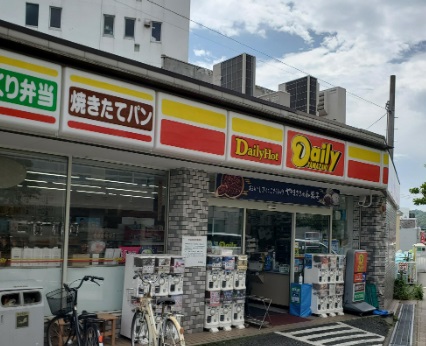 コンビニ　デイリーヤマザキ 神戸山手大学前店（コンビニ）まで382m