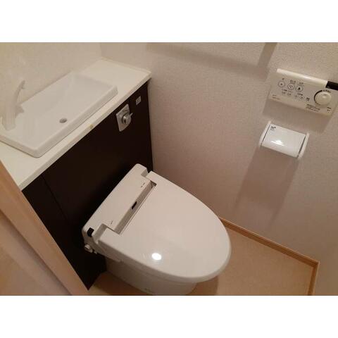 トイレ　落ち着いた色調のトイレです♪