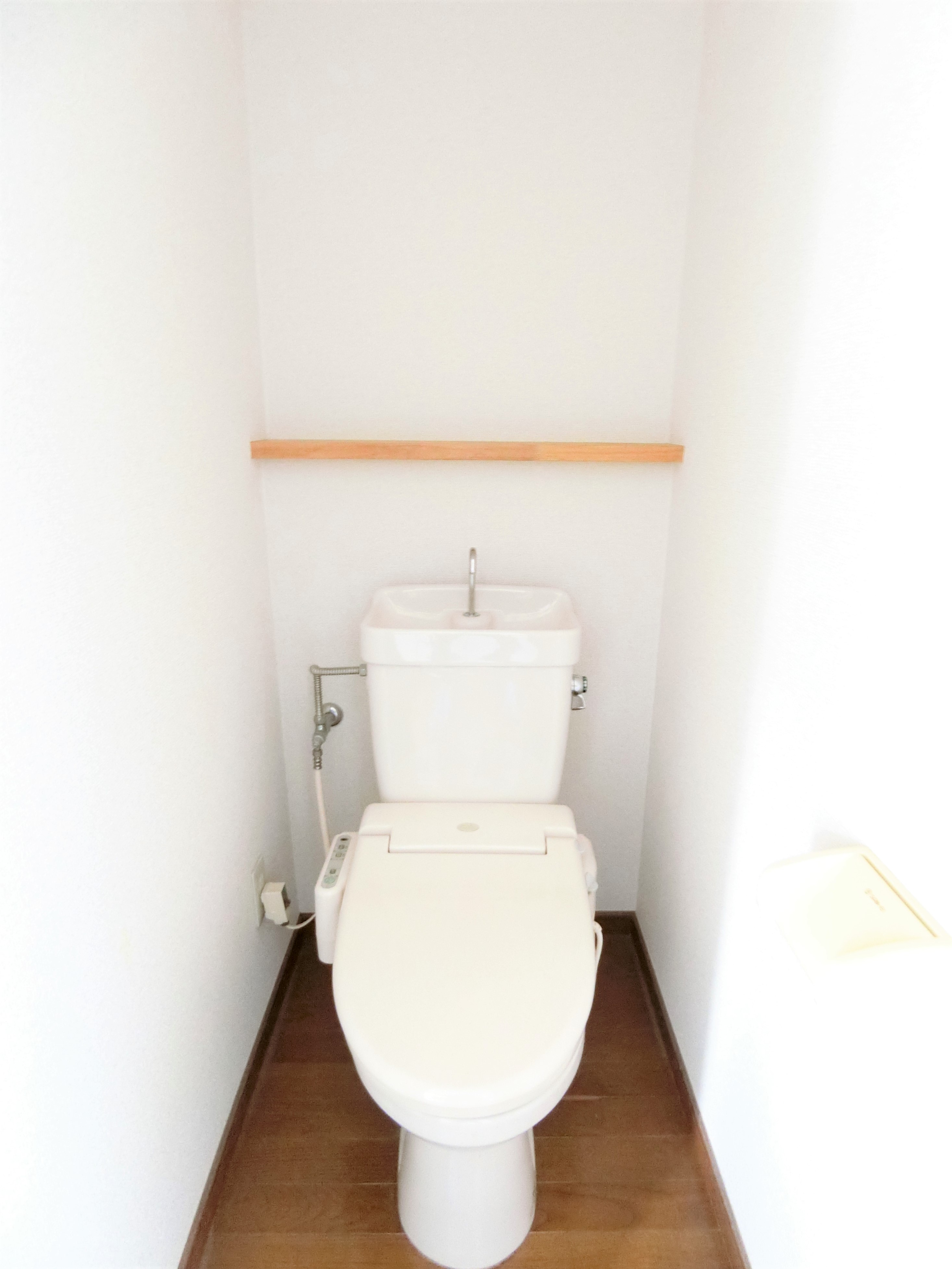 トイレ　同タイプ別号室のお写真になります。