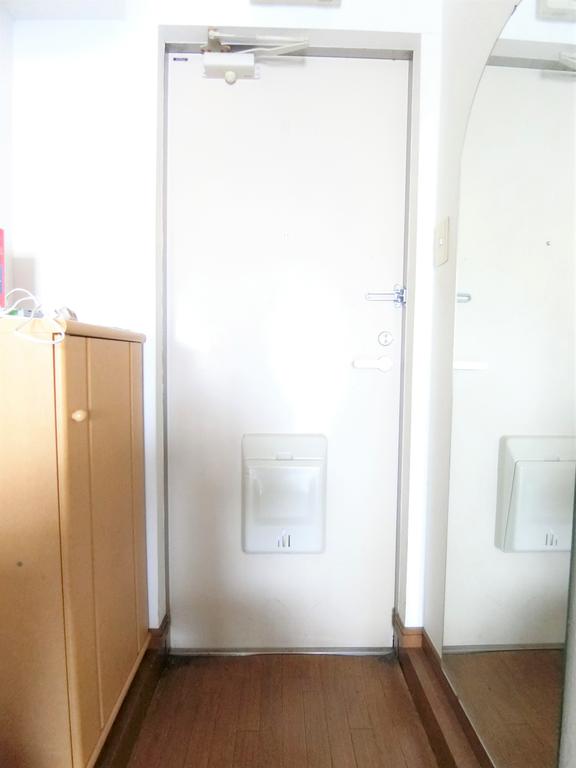 玄関　同タイプ別号室のお写真になります。