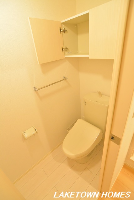 トイレ　上部に収納がある温水洗浄暖房便座付のトイレです。