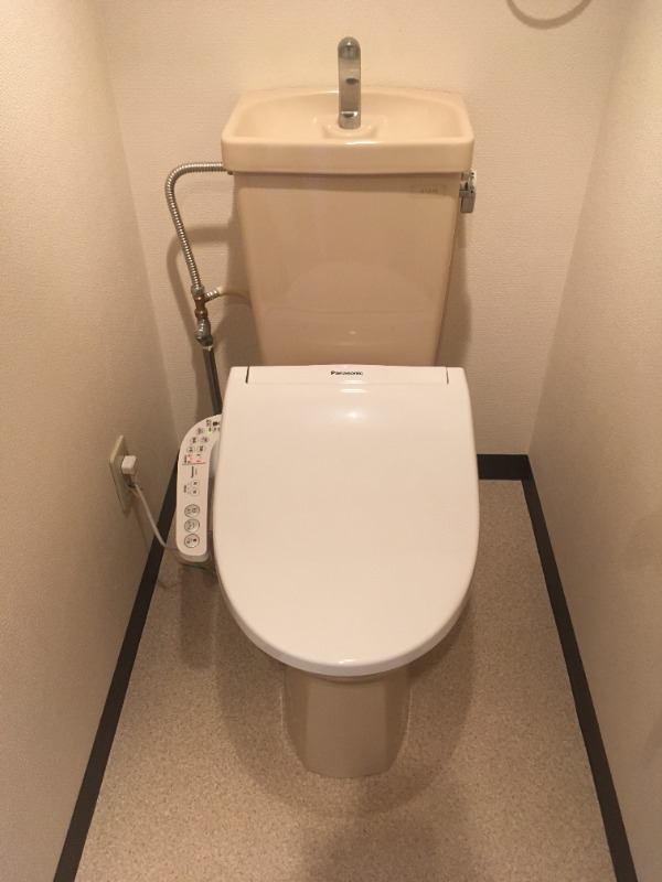 トイレ　温水洗浄便座付き