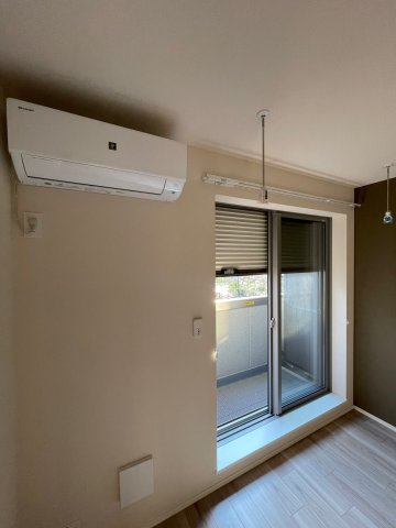 その他設備　★電動シャッター！エアコンと室内物干し器具も完備！