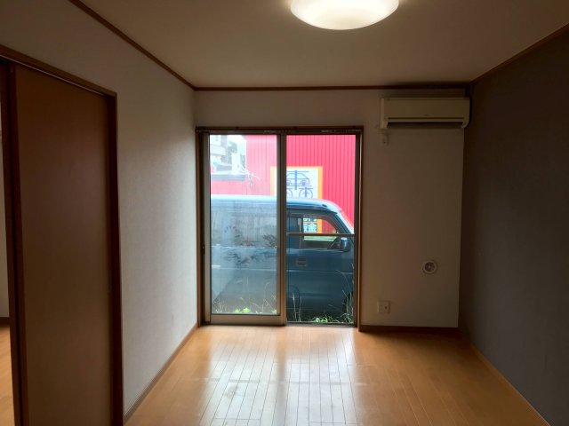 居室・リビング　こちらの居間で趣味の時間をお楽しみください